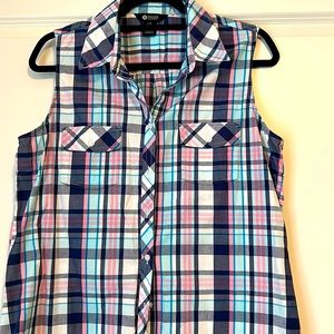 Ladies button up sleeveless top with 2 pockets.